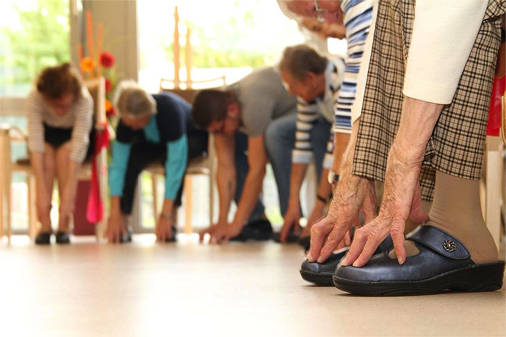 Gemeinsame Trainings mit App-Unterstützung können bei der Erhaltung der Mobilität im reifen Alter helfen (©Foto: Pixabay.com © KitzD66 CCO Public Domain)  